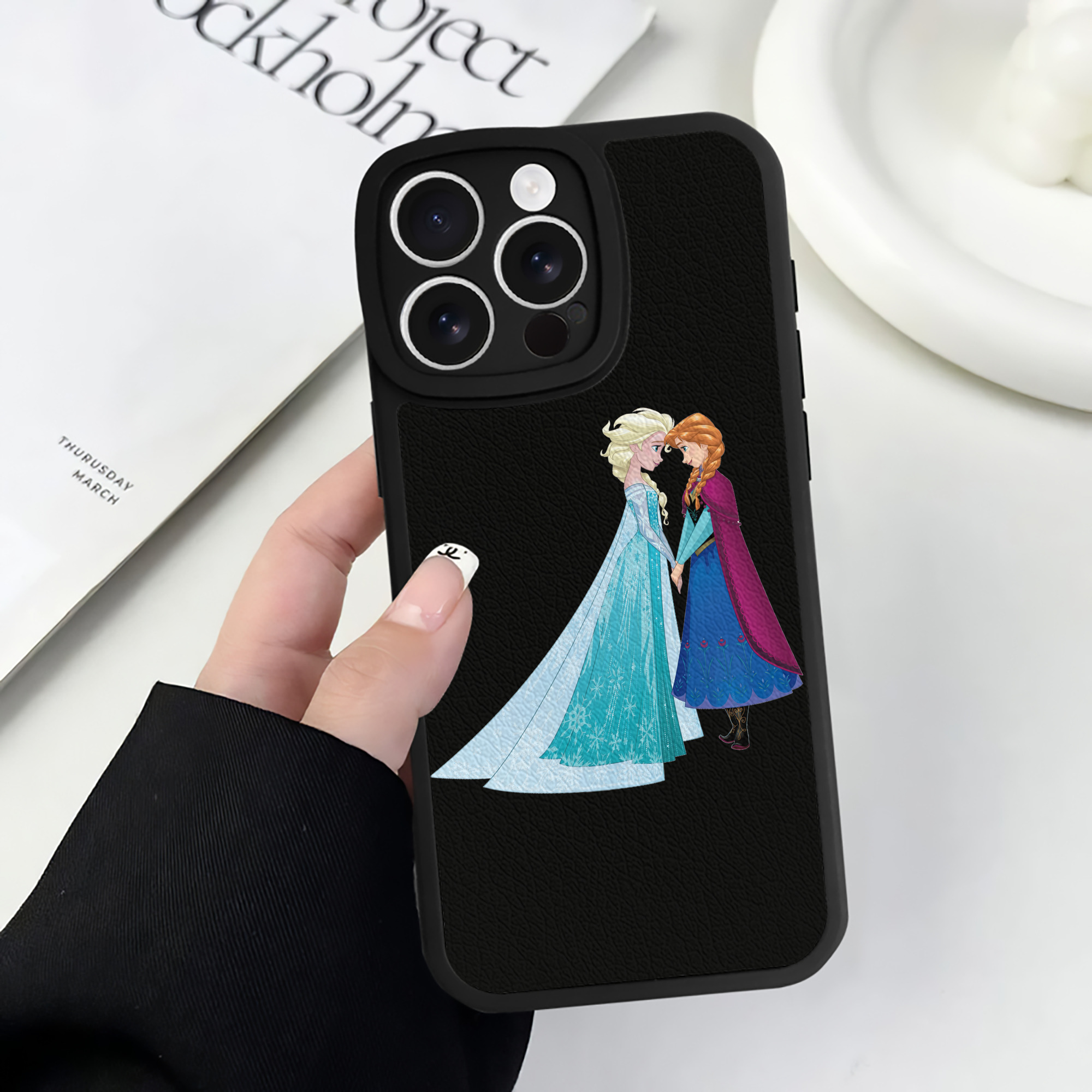 （画像用） アナと雪の女王 アンナ エルサ Frozen Anna Elsa 【iPhone 16シリーズ対応】シリコンスマホケース（レザー調） 材質：シリコン
